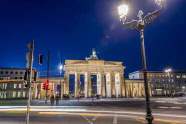 Deutschland, Berlin, Berlin-Mitte, Brandenburger Tor, Platz des 18. März bei Nacht - EGBF000090