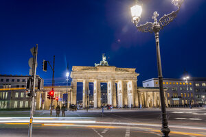 Deutschland, Berlin, Berlin-Mitte, Brandenburger Tor, Platz des 18. März bei Nacht - EGBF000090