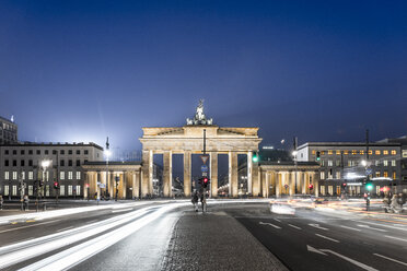 Deutschland, Berlin, Berlin-Mitte, Brandenburger Tor, Platz des 18. März bei Nacht - EGBF000091
