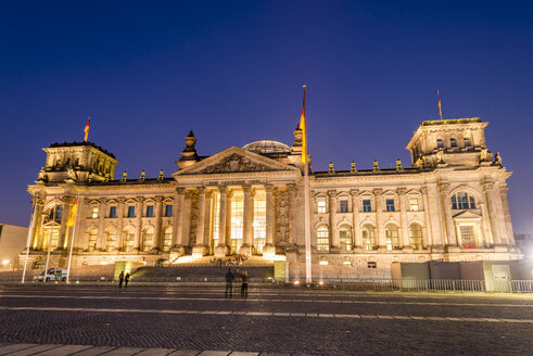 Deutschland, Berlin, Blick auf das Reichstagsgebäude bei Nacht - EGBF000092