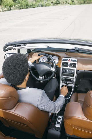 Junger schwarzer Mann fährt Cabrio, lizenzfreies Stockfoto