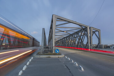 Deutschland, Hamburg, Straßenverkehr auf einer Brücke in der Hafencity - NKF000252