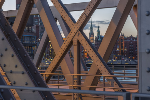 Deutschland, Hamburg, Turm des Rathauses und Teile der historischen Speicherstadt durch eine Fachwerkbrücke gesehen, lizenzfreies Stockfoto