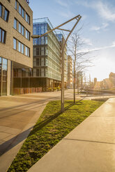 Deutschland, Hamburg, Gebäude in der Hafencity bei Sonnenuntergang - NKF000254