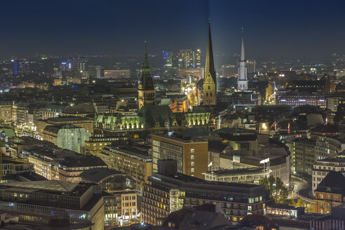 Deutschland, Hamburg, Blick vom Turm der St. Michaelis Kirche auf die Stadt bei Nacht - NKF000260