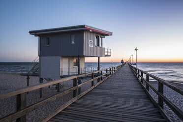 Deutschland, Mecklenburg-Vorpommern, Ostsee, Seebrücke von Zinnowitz in der Morgendämmerung - ASCF000158