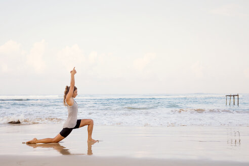 Sri Lanka, Kabalana, junge Frau übt Yoga am Strand - WV000744