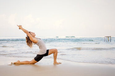Sri Lanka, Kabalana, junge Frau übt Yoga am Strand - WV000745