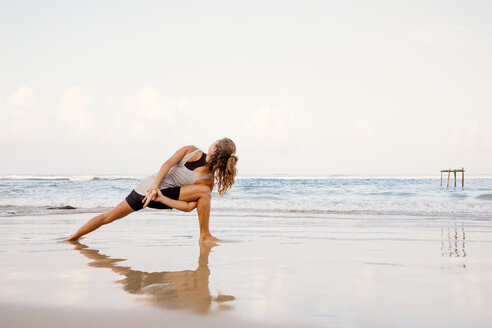 Sri Lanka, Kabalana, junge Frau übt Yoga am Strand - WV000746