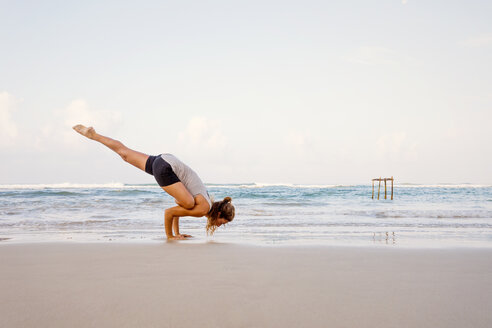 Sri Lanka, Kabalana, junge Frau übt Yoga am Strand - WV000747