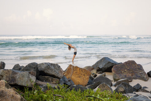 Sri Lanka, Kabalana, junge Frau übt Yoga an der Küste - WV000748