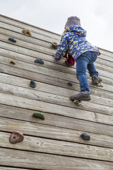 Kleines Mädchen bewegt sich an der Kletterwand - JFEF000650