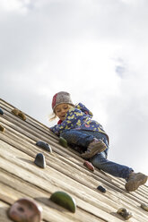 Kleines Mädchen bewegt sich an der Kletterwand - JFEF000651