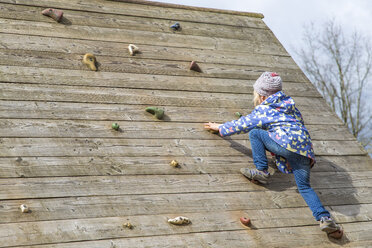 Kleines Mädchen bewegt sich an der Kletterwand - JFEF000653