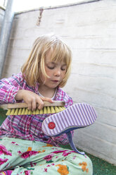 Kleines Mädchen putzt Schuhe - JFEF000665