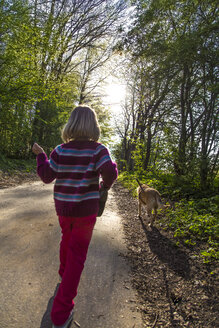 Kleines Mädchen geht mit dem Hund spazieren - JFEF000666