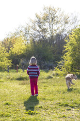Kleines Mädchen geht mit dem Hund spazieren - JFEF000667