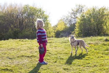 Kleines Mädchen geht mit dem Hund spazieren - JFEF000668