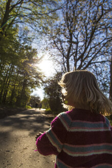 Kleines Mädchen geht in der Dämmerung auf einem Waldweg - JFEF000670