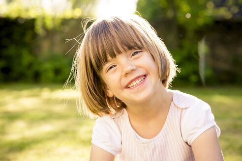 Porträt eines lächelnden kleinen Mädchens in einem Garten - LVF003398