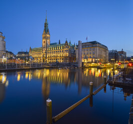 Deutschland, Hamburg, Rathaus bei Nacht - RJF000437