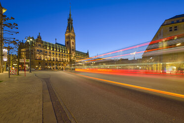 Deutschland, Hamburg, Rathaus und Straße bei Nacht - RJF000438