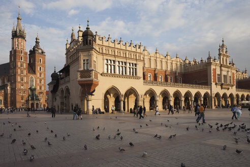 Polen, Krakau, Altstadt, Hauptmarkt, Marienbasilika und Tuchhalle - ABOF000014