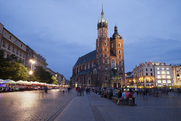 Polen, Krakau, Altstadt, Hauptmarkt, Marienbasilika in der Abenddämmerung - ABOF000019