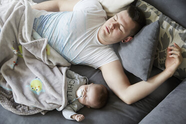 Junger Vater und Baby schlafen auf der Couch - STKF001221