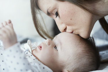 Junge Mutter küsst Baby auf die Stirn - STKF001243