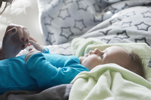 Baby schaut Mutter an, lizenzfreies Stockfoto