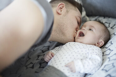 Junger Vater küsst Baby - STKF001263