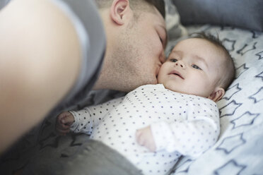 Junger Vater küsst Baby - STKF001264