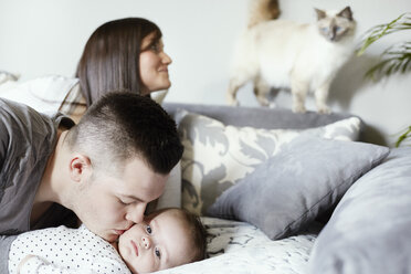 Junge Familie mit Katze im Wohnzimmer - STKF001267