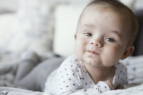 Porträt eines liegenden Babys - STKF001269