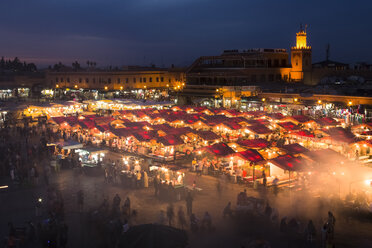 Marokko, Marrakesch, Djemaa el Fna bei Nacht - FCF000654