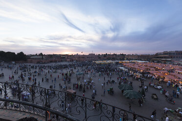 Marokko, Marrakesch, Djemaa el Fna bei Sonnenuntergang - FCF000655