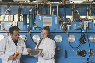 Two technicians controlling machines - SGF001600