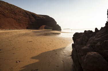 Afrika, Marokko, Strand mit Naturbogen - FCF000671