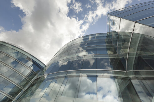 Schweiz, Genf, Glasfassade eines modernen Bürogebäudes mit Wolkenreflexionen - FCF000682