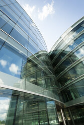 Schweiz, Genf, Glasfassade eines modernen Bürogebäudes mit Wolkenreflexionen - FCF000683