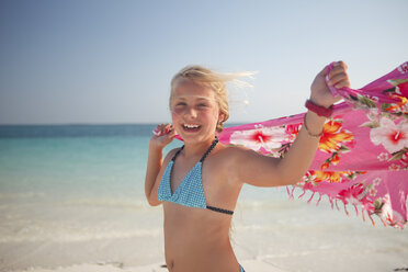 Tanzania, Zanzibar Island, portrait of girl with cloth at seafront - HR000024