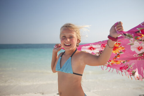 Tansania, Insel Sansibar, Porträt eines Mädchens mit Tuch an der Strandpromenade - HR000024