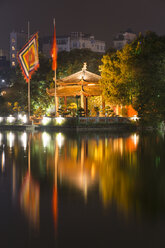 Vietnam, Hanoi, Hoan Kiem-See, Ngoc Son-Tempel bei Nacht - SJF000145