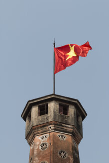 Vietnam, Hanoi, Kaiserliche Zitadelle von Thang Long, vietnamesische Flagge - SJF000146