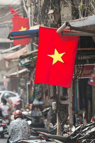 Vietnam, Hanoi, vietnamesische Flagge, lizenzfreies Stockfoto