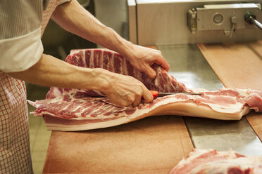 Preparation of smoked sausage, Butcher cuttinf sides of pork - PAF001406