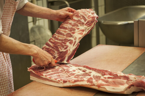 Zubereitung von geräucherter Wurst, Zerlegen von Schweinehälften durch den Metzger - PAF001407
