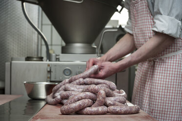 Preparation of smoked sausage, Butcher filling sausage casing - PAF001412