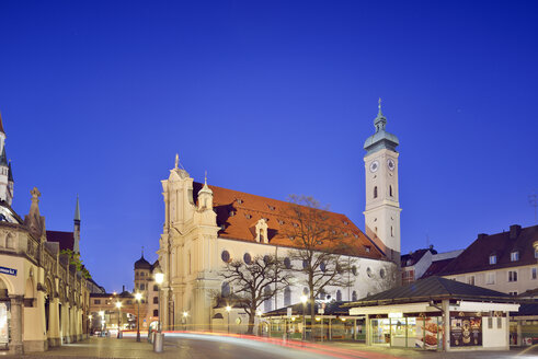 Deutschland, Bayern, München, Heilig-Geist-Kirche am Viktualienmarkt - BRF001230